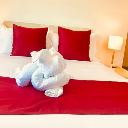 Bealey Plaza Motel Christchurch Bagian luar foto A bed with a red bed runner