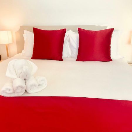 Bealey Plaza Motel Christchurch Bagian luar foto A bed with a red bed runner