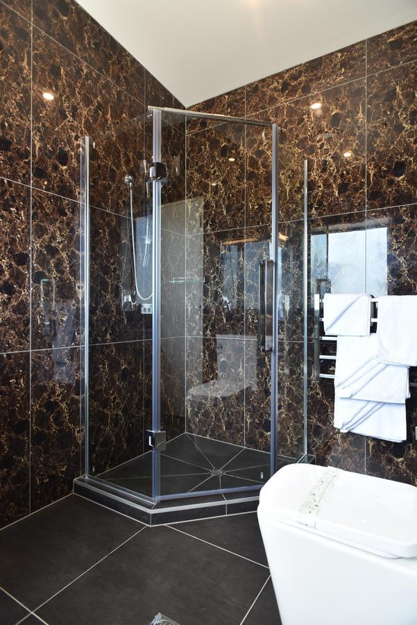Bealey Plaza Motel Christchurch Bagian luar foto A shower cubicle
