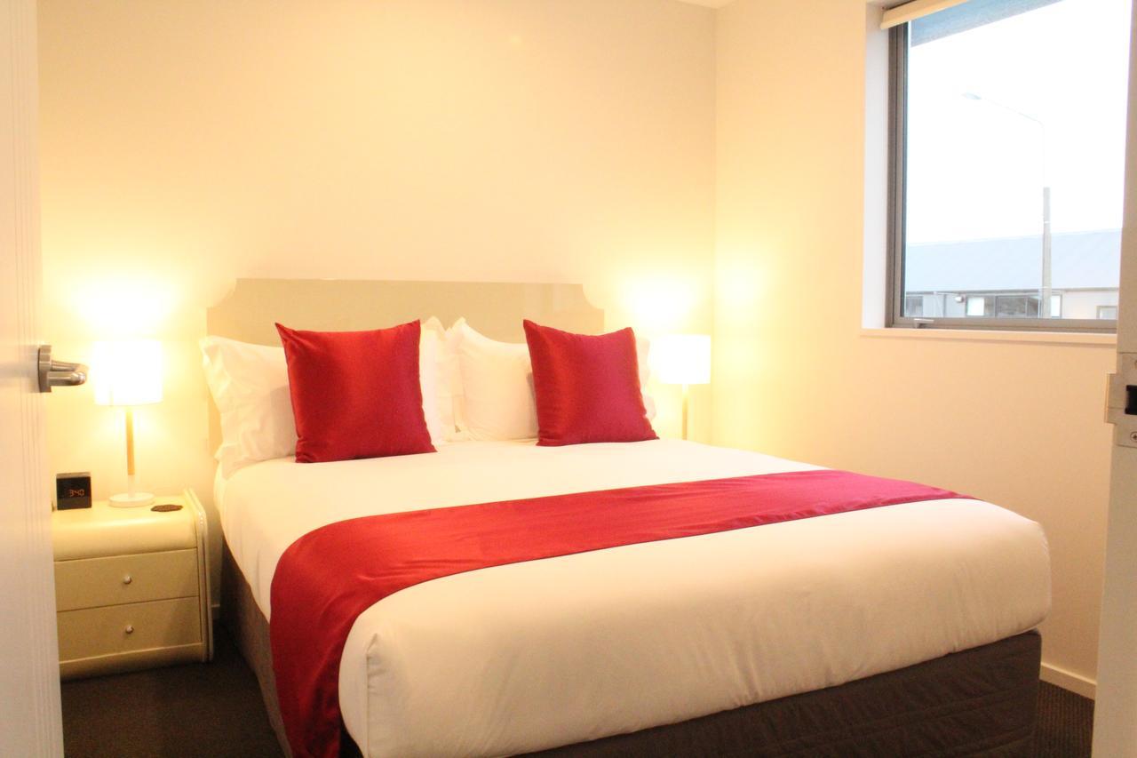 Bealey Plaza Motel Christchurch Bagian luar foto A bed with a bed runner