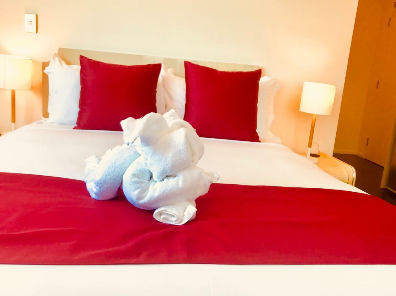 Bealey Plaza Motel Christchurch Bagian luar foto A bed with a red bed runner
