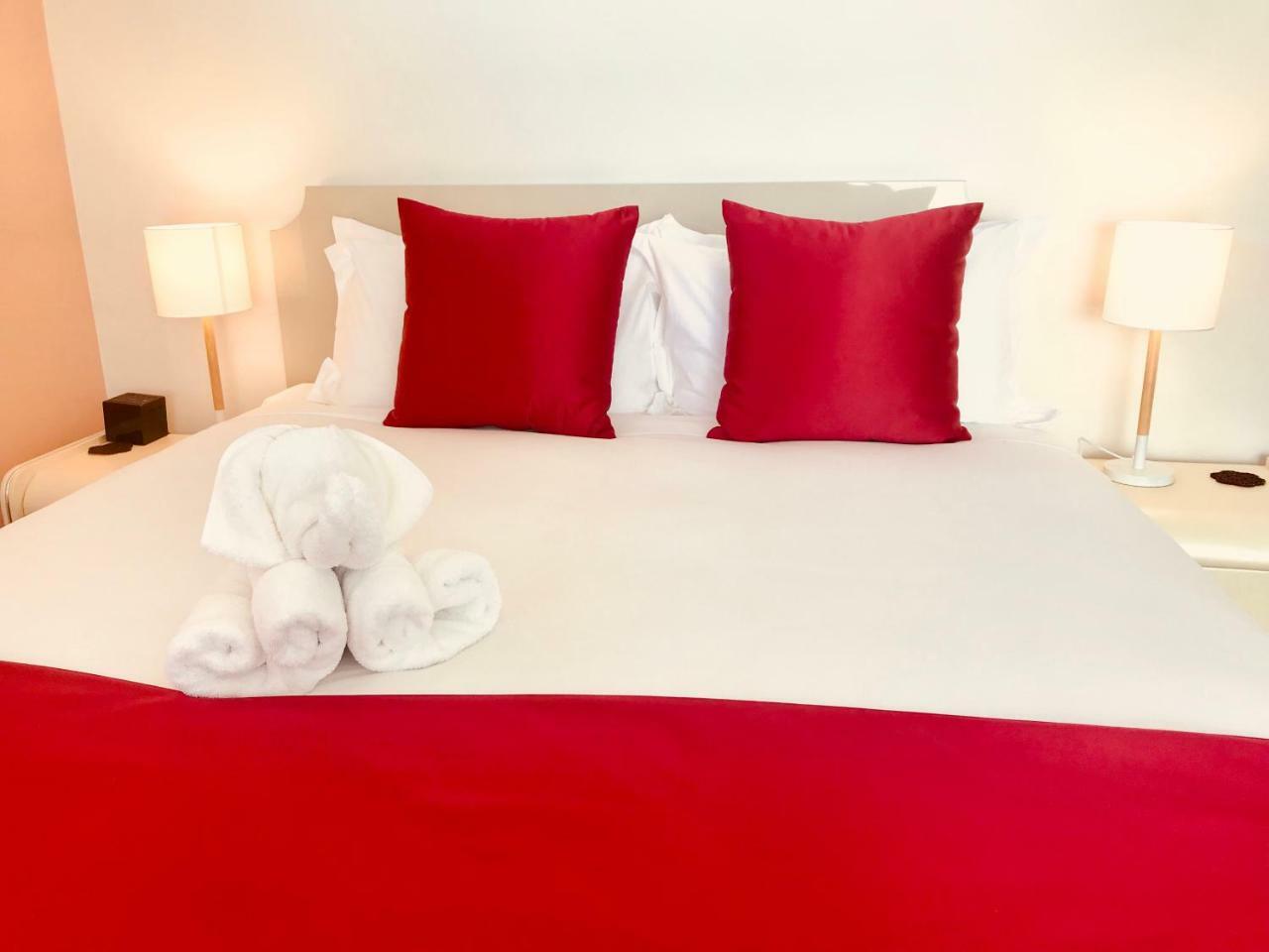 Bealey Plaza Motel Christchurch Bagian luar foto A bed with a red bed runner