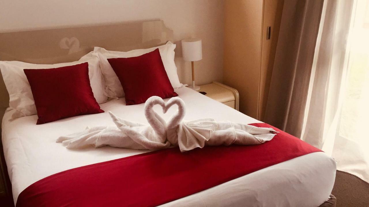 Bealey Plaza Motel Christchurch Bagian luar foto A bed with a heart-shaped towel
