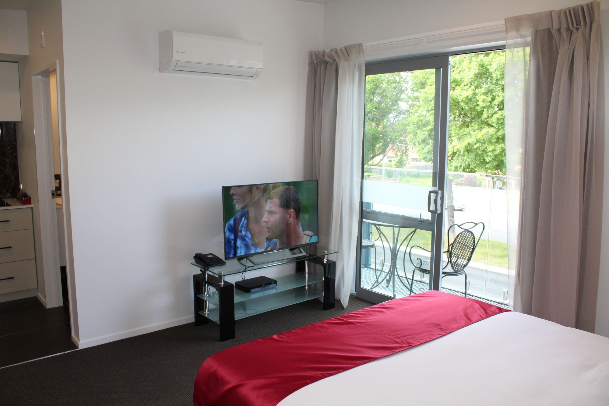 Bealey Plaza Motel Christchurch Bagian luar foto A television in a hotel room