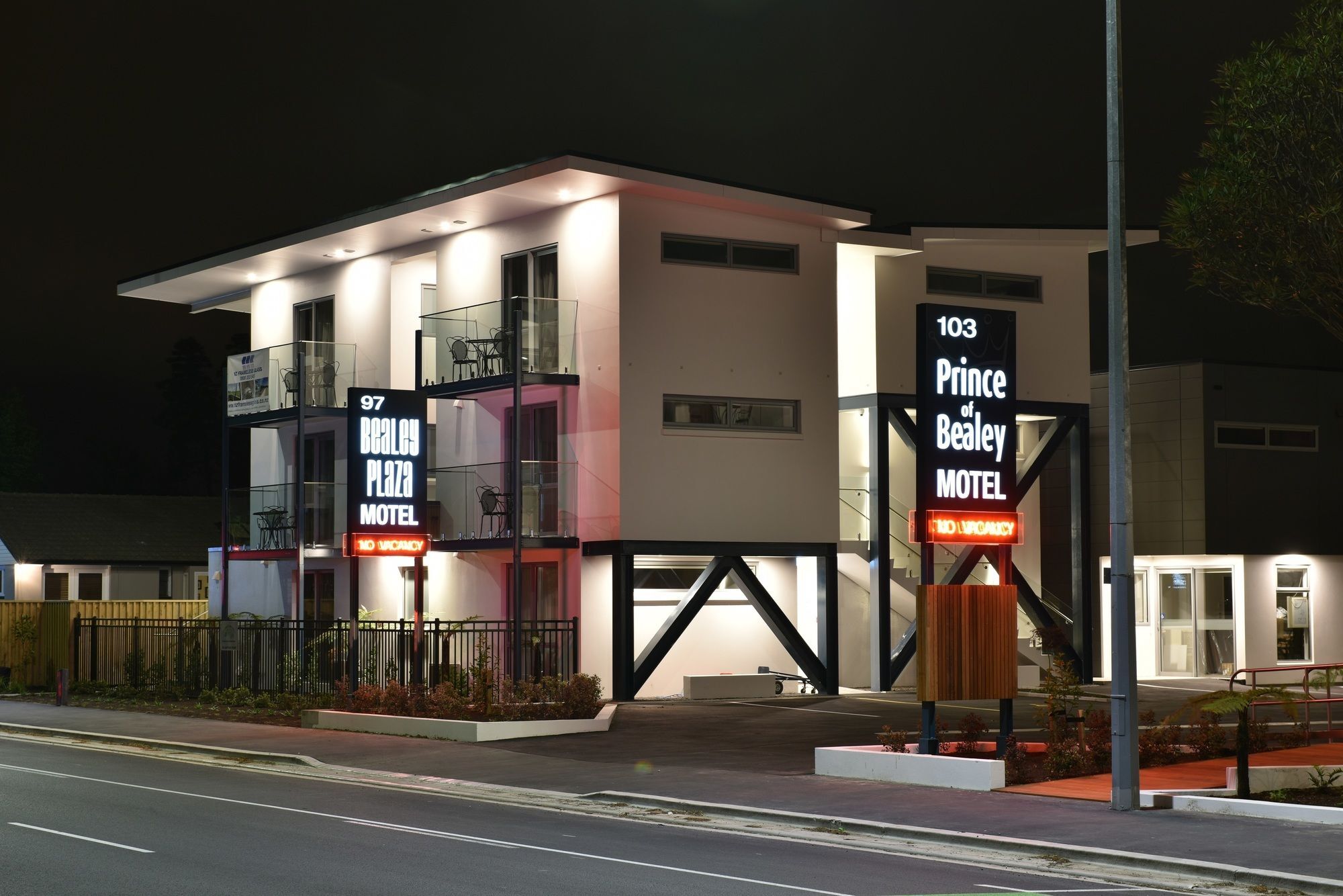 Bealey Plaza Motel Christchurch Bagian luar foto The motel at night