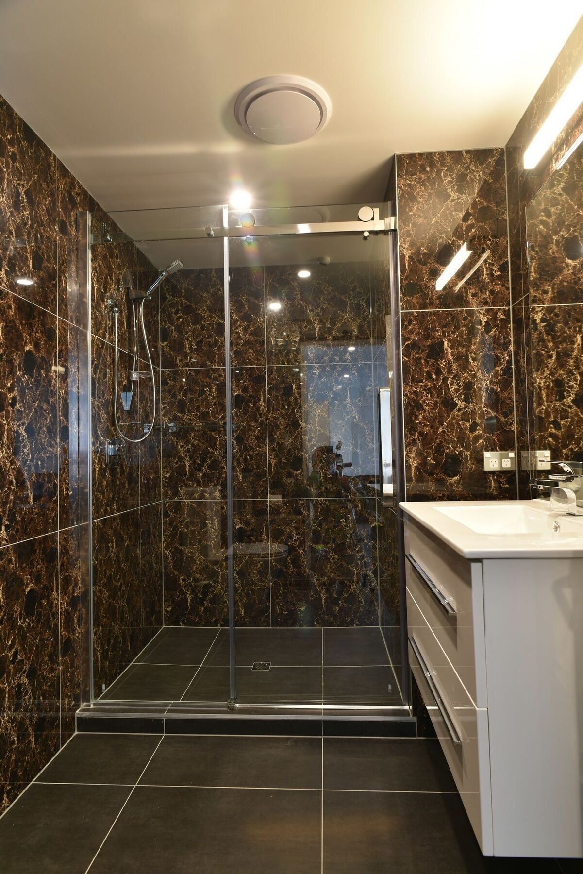Bealey Plaza Motel Christchurch Bagian luar foto A shower enclosure