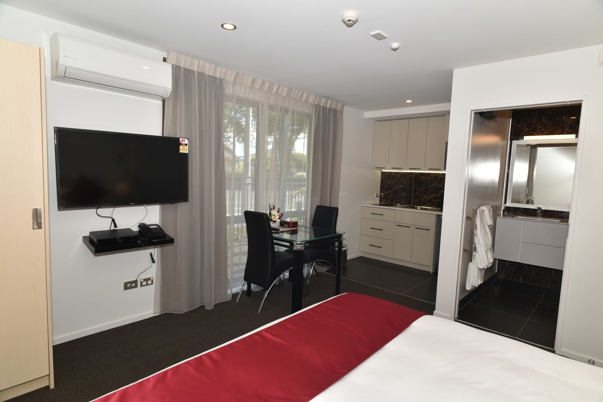 Bealey Plaza Motel Christchurch Bagian luar foto A typical studio apartment