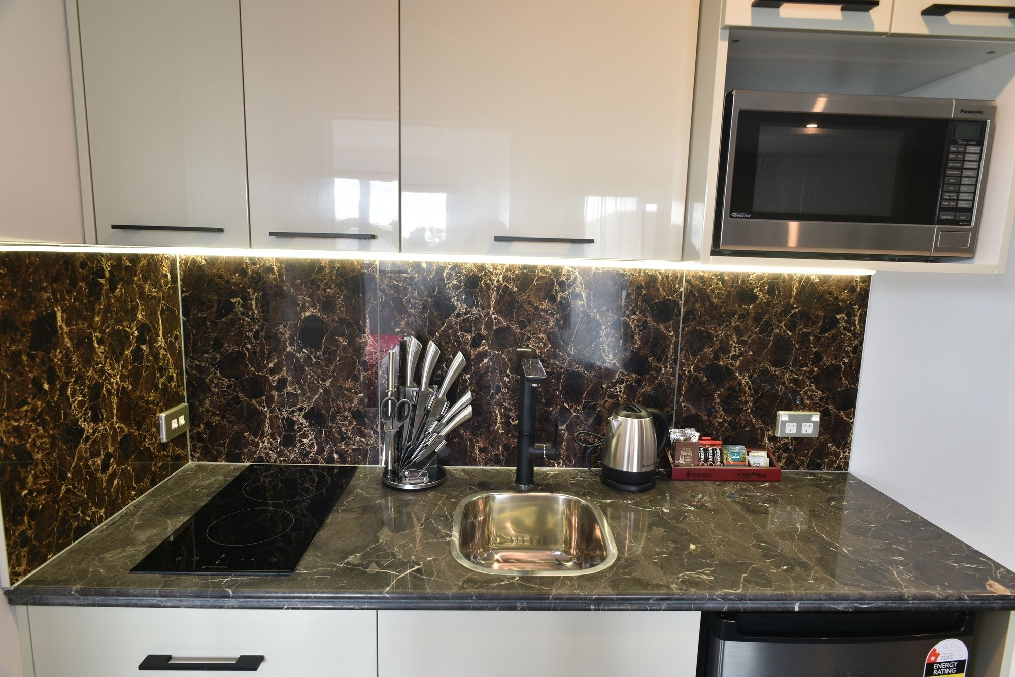 Bealey Plaza Motel Christchurch Bagian luar foto A kitchen in a serviced apartment