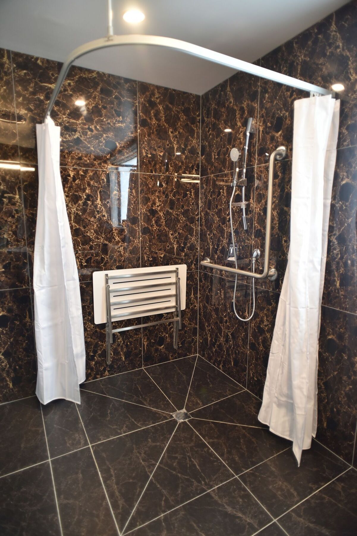 Bealey Plaza Motel Christchurch Bagian luar foto A shower seat