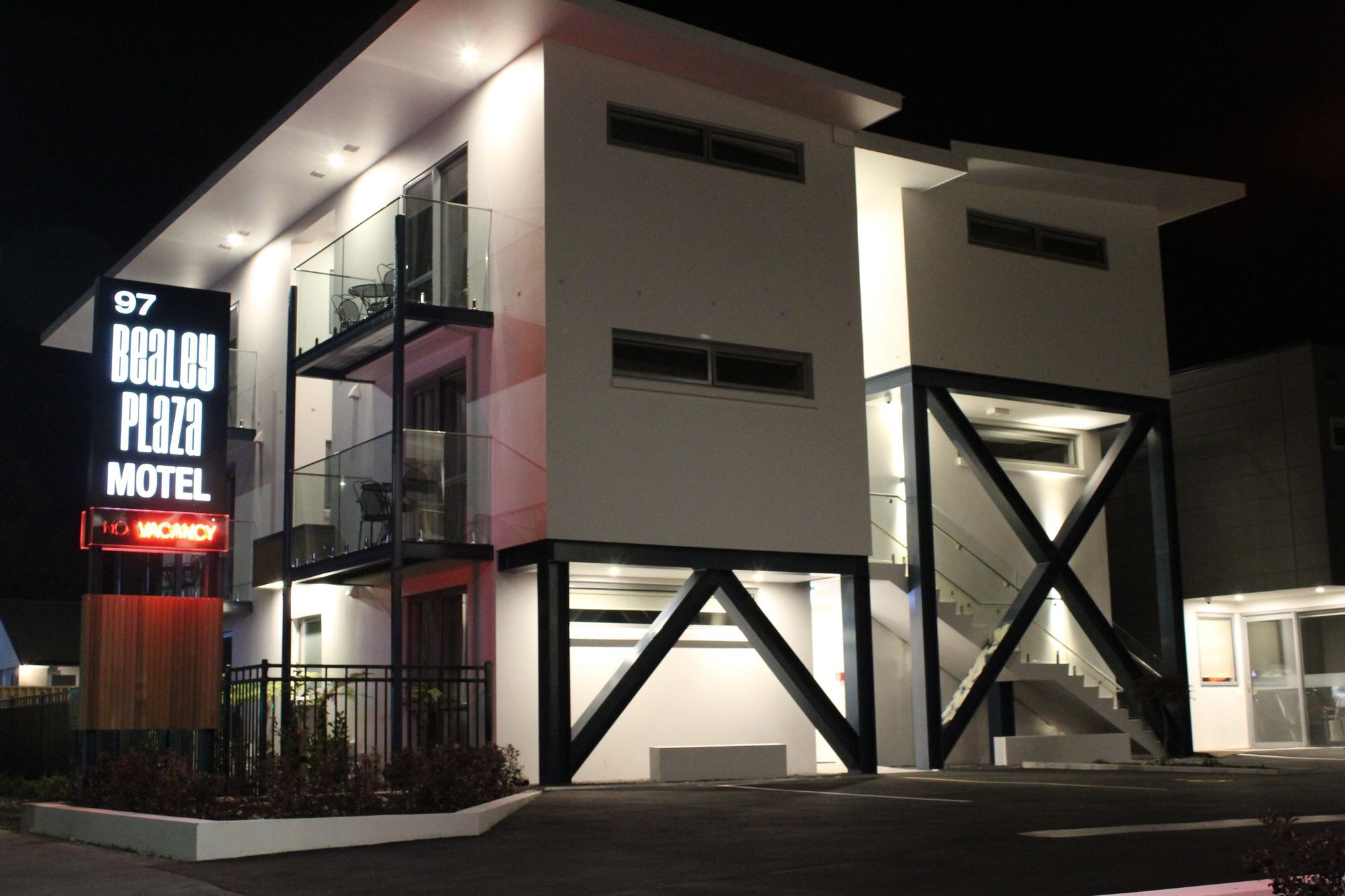 Bealey Plaza Motel Christchurch Bagian luar foto The Beacon Plaza Motel at night