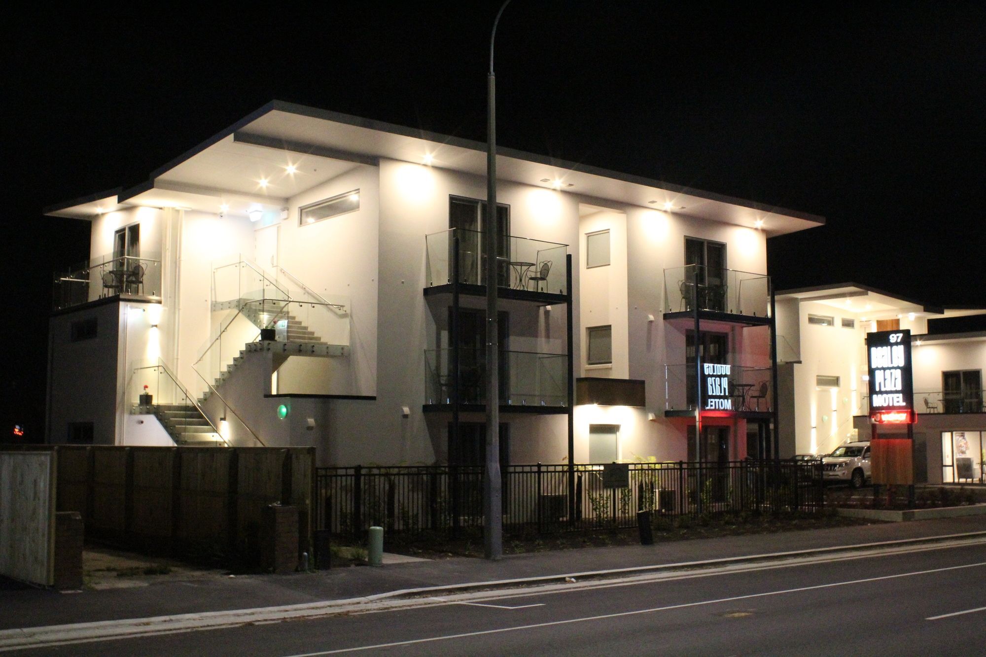 Bealey Plaza Motel Christchurch Bagian luar foto The station at night
