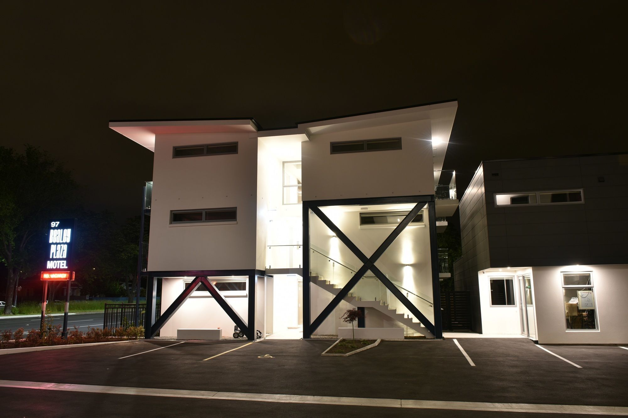 Bealey Plaza Motel Christchurch Bagian luar foto The hotel at night