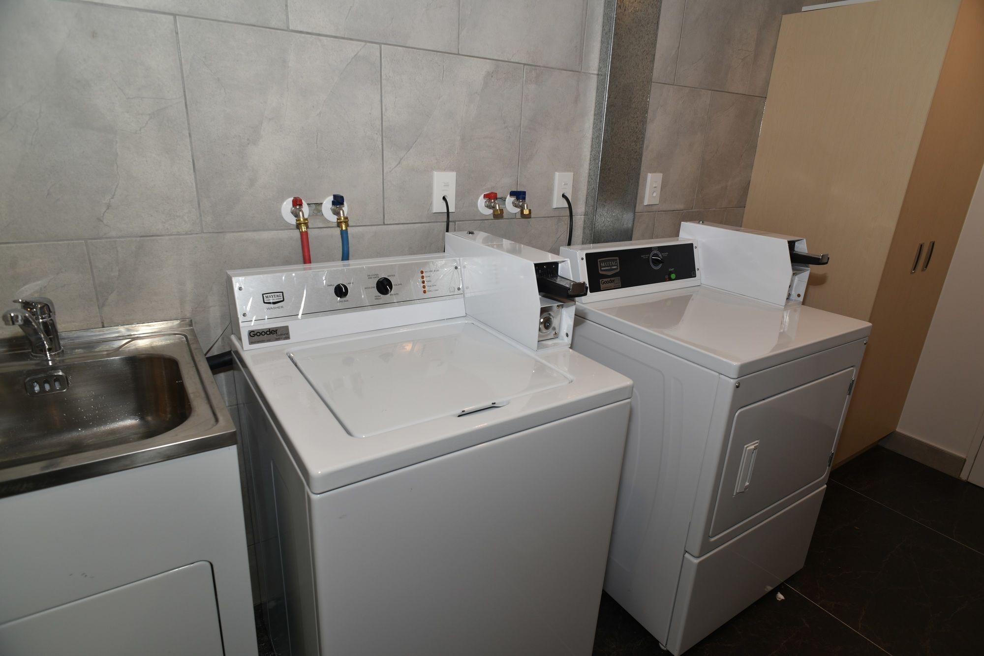 Bealey Plaza Motel Christchurch Bagian luar foto A washing machine and a dryer