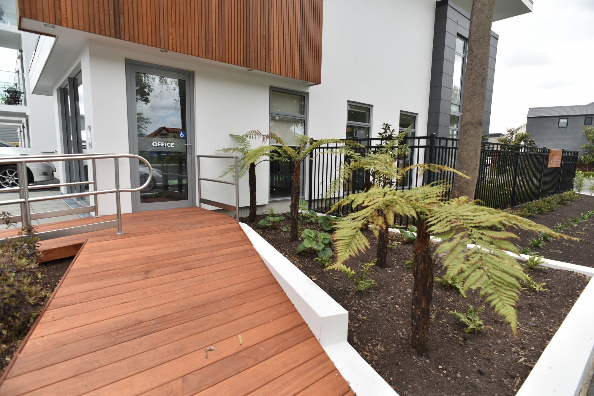 Bealey Plaza Motel Christchurch Bagian luar foto A house in Auckland, New Zealand, with a deck made of H3 treated radiata pine