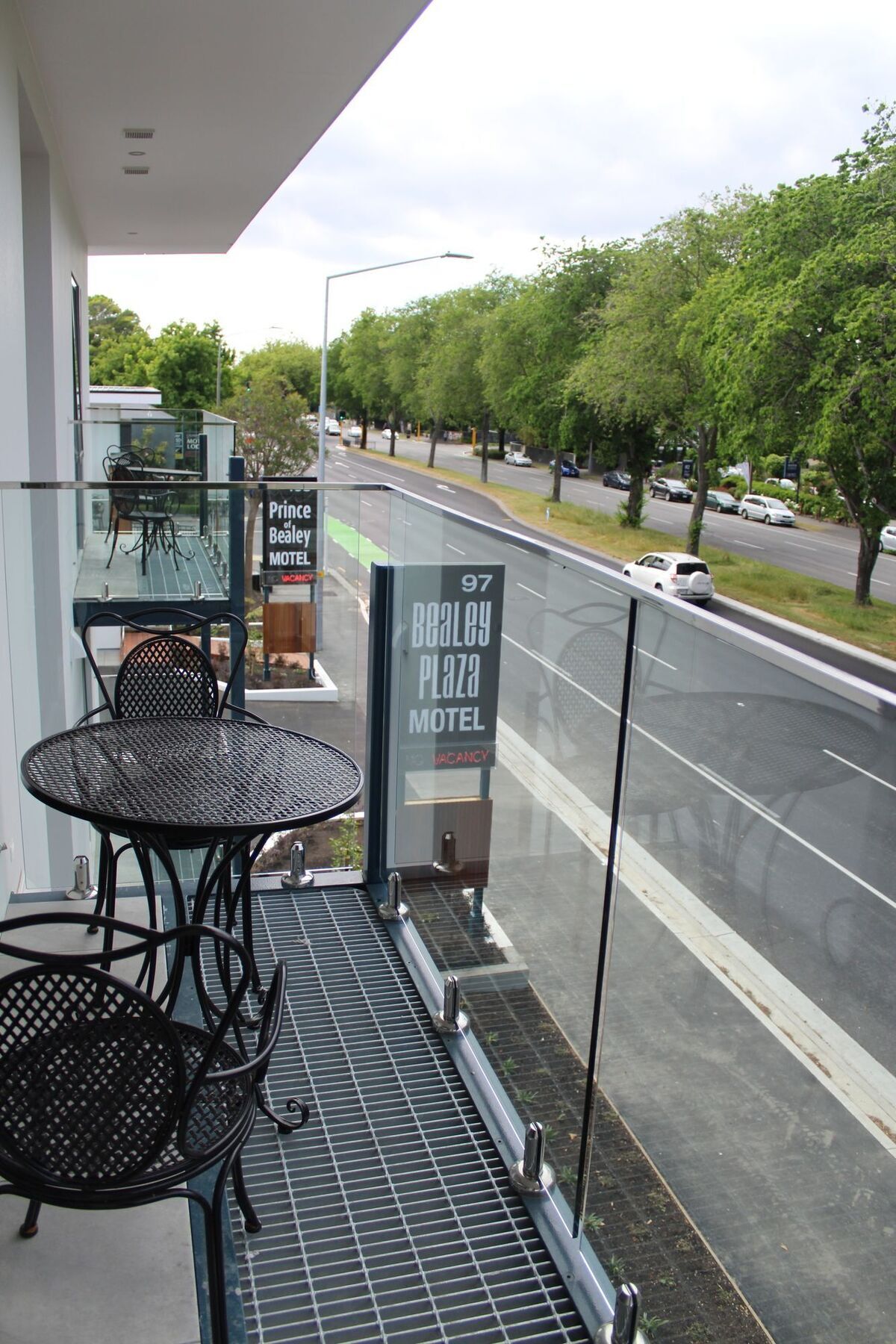 Bealey Plaza Motel Christchurch Bagian luar foto A balcony at a motel in New Zealand