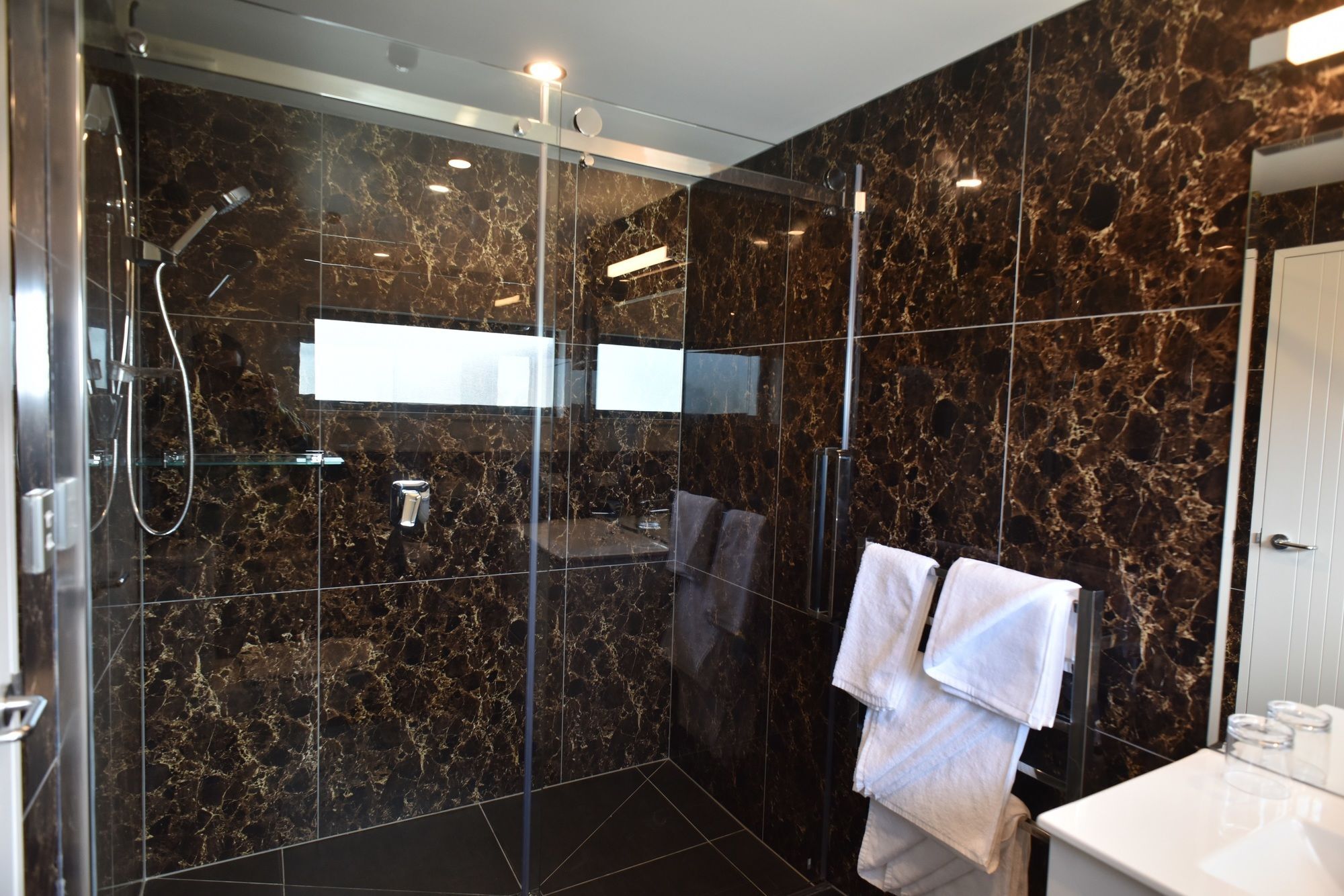 Bealey Plaza Motel Christchurch Bagian luar foto A shower with a sliding door